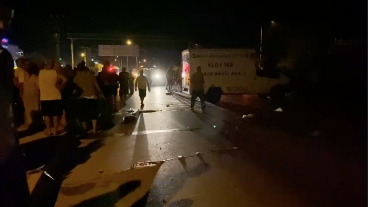Antalya'da feci kaza! Otomobil yayalara çarptı, 3 kadın hayatını kaybetti
