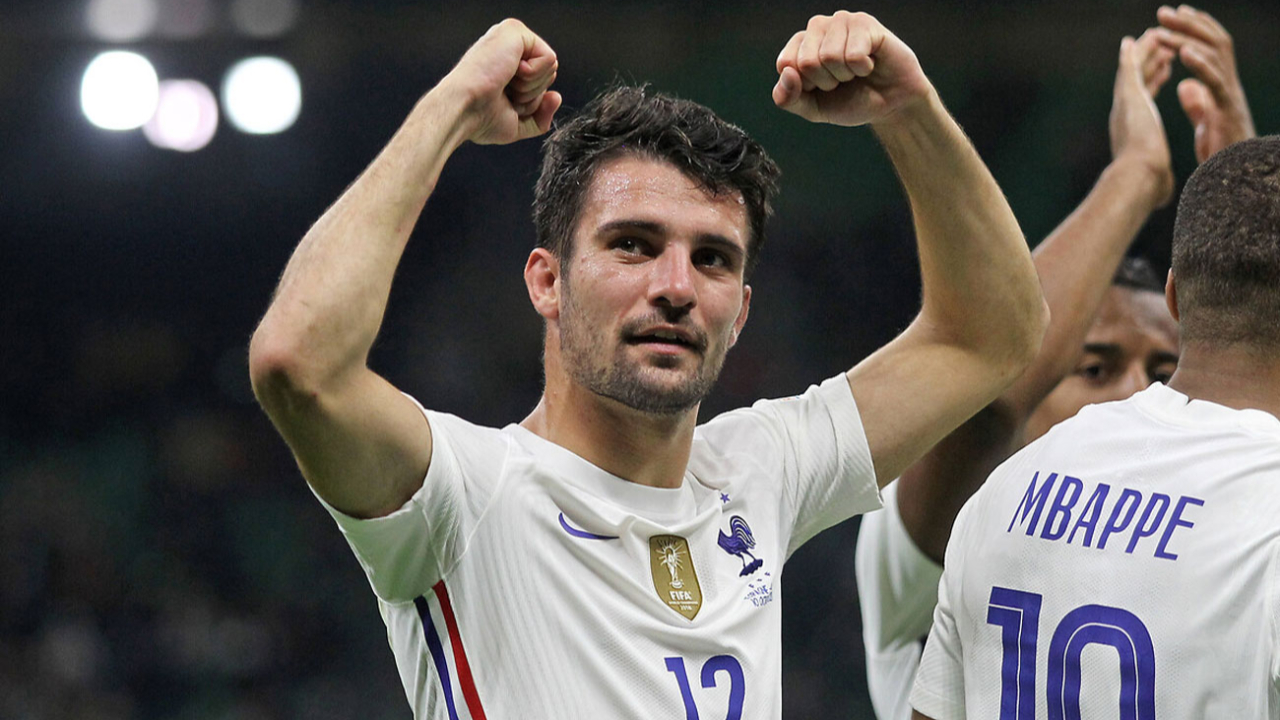 Galatasaray, Lyon'un sağ beki Leo Dubois ile görüşmelere başlandığını açıkladı