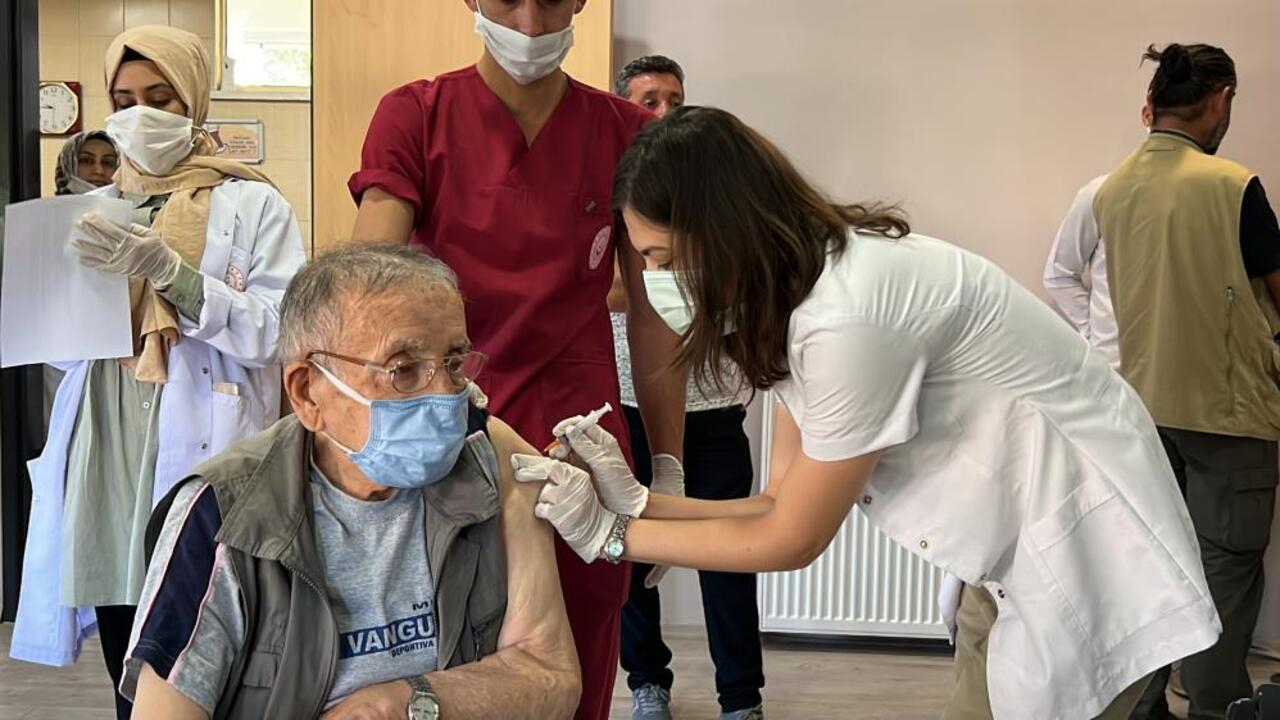 Huzurevlerindeki yaşlılara aşılama çalışması yapıldı.