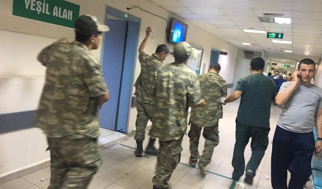 Manisa'da 500'ün üzerinde asker zehirlenme şüphesiyle hastaneye kaldırıldı
