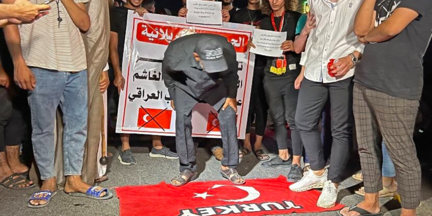 Irak'ta skandal görüntüler! Alçakça Türk Bayrağı'nı yaktılar