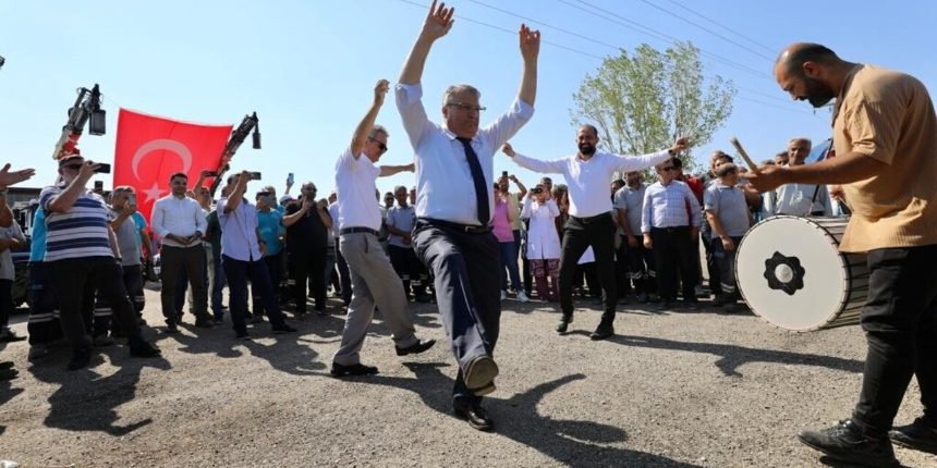 Yüzde 78 zam alan işçiler, başkanı davul zurnayla karşıladılar