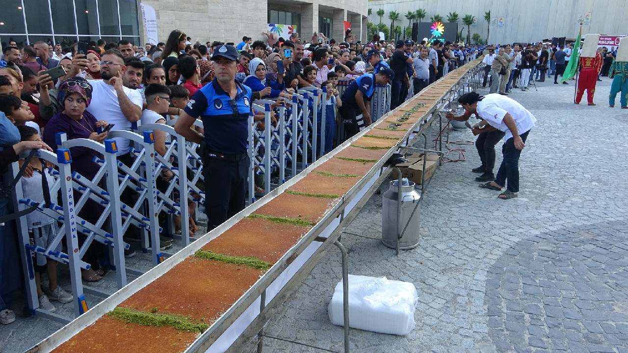 Hatay’da yapılan 83 metre uzunluğundaki künefe dakikalar içerisinde tükendi