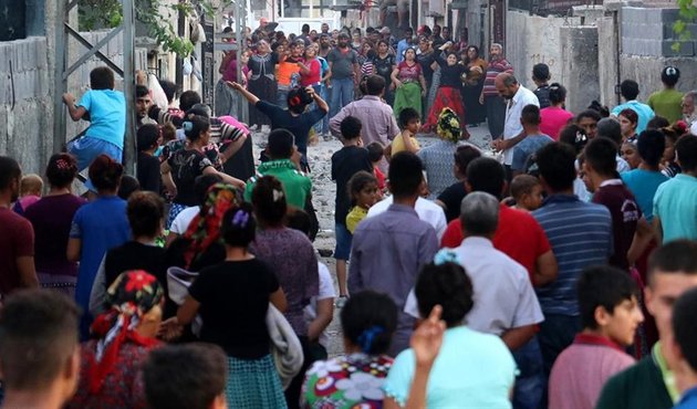 Meydan savaşı gibi aile kavgası: Çok sayıda yaralı var...