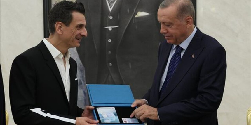 Cumhurbaşkanı Erdoğan, Kadın Voleybol Takımı Antrenörü Guidetti'ye 'Turkuaz kart' verdi