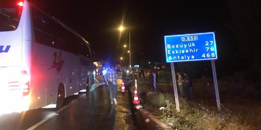 Çöp kamyonuyla kafa kafaya çarpıştılar: Can kaybı var!