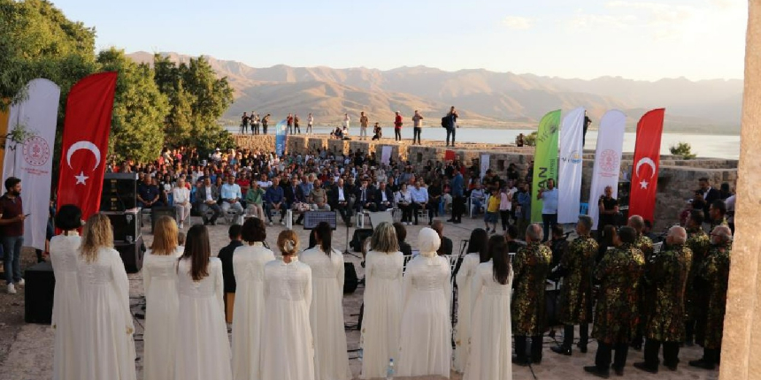 Akdamar Adası’nda çok dilli konser