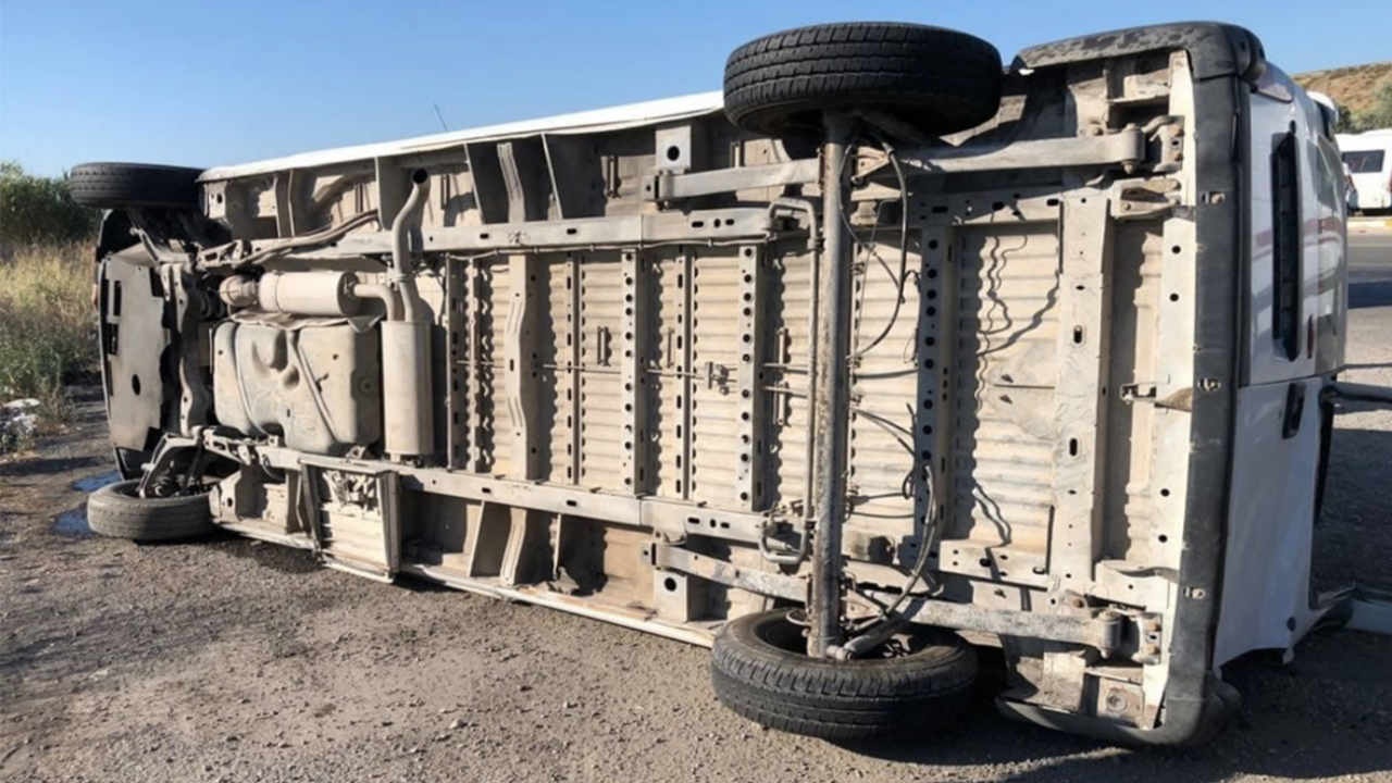 Tarım işçilerini taşıyan servis aracı devrildi: 22 yaralı