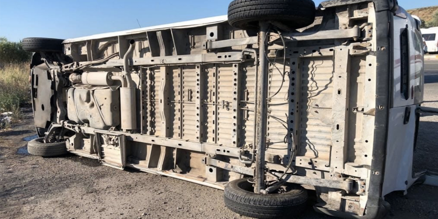 Tarım işçilerini taşıyan servis aracı devrildi: 22 yaralı