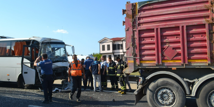 İşçi servisi, kırmızı ışıkta bekleyen kamyona çarptı: 13 yaralı