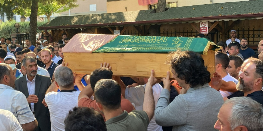 Babasının kullandığı aracın altında kalmıştı! Minik Ebrar toprağa verildi