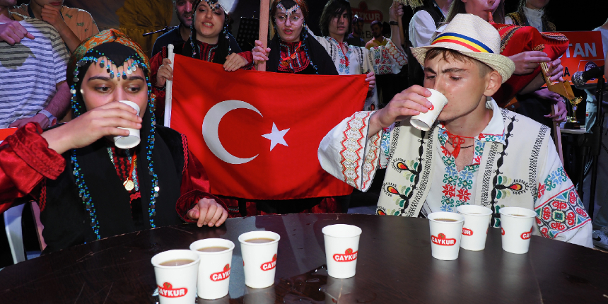 Rize'de en hızlı çay içme yarışması! 2 dakikada 4 çay bitiren Rizeli Aleyna kazandı