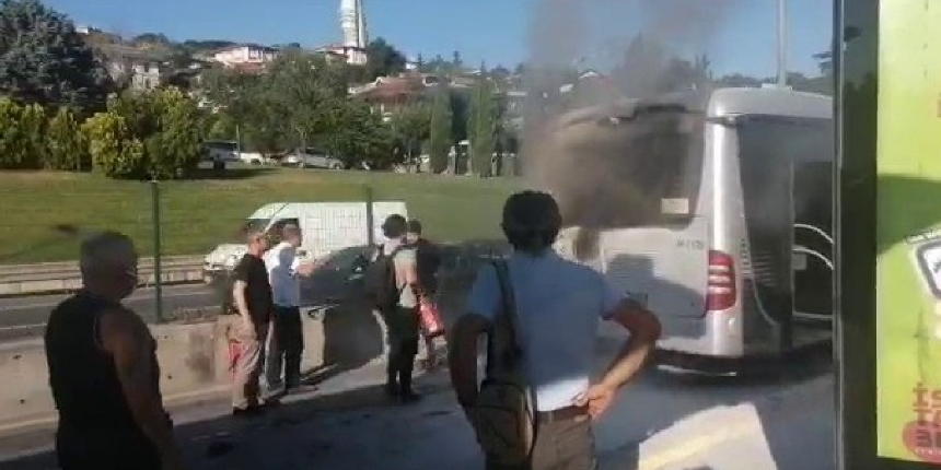 Kadıköy'de metrobüste yangın çıktı, yolcular panikle dışarı atladı
