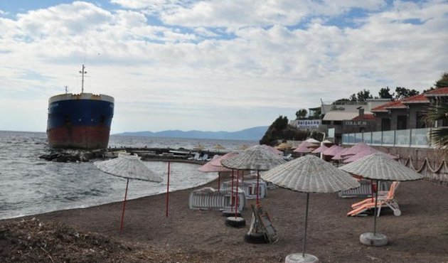 Plajda güneşleniyorlardı ki yük gemisiyle burun buruna geldiler!