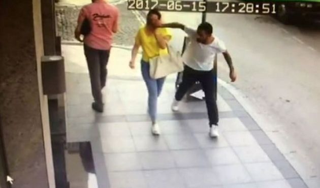 Bu kadarına pes! Yolda yürürken gözündeki gözlüğü çaldılar...