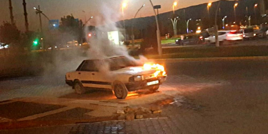 Edremit’te seyir halindeki otomobil alev alev yandı