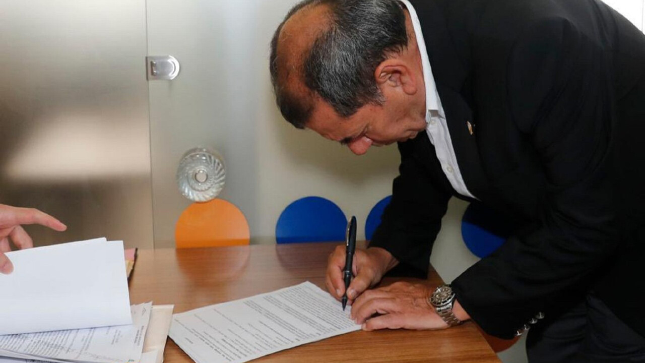 Dursun Özbek'ten tarihi imza: Galatasaraylıların içi rahat olsun, orası artık bizim adamız