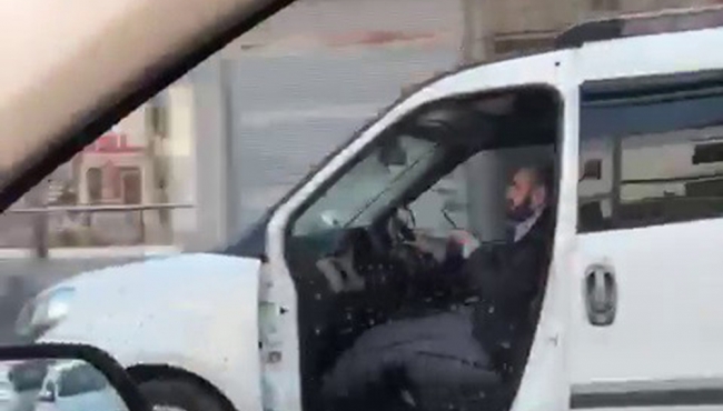 Hem kapısı yok hem de telefonla oynuyor!
