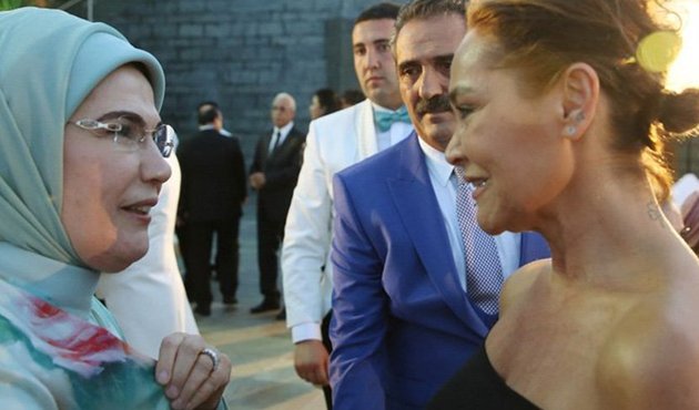 Hülya Avşar’dan dekolteli iftar yorumu: "Bazıları Tayyip Bey’den daha muhafazakar"