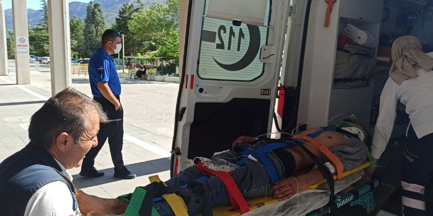 Konya'da görünmez kaza! Saman balyası yüklü kamyondan tele takılıp düştü