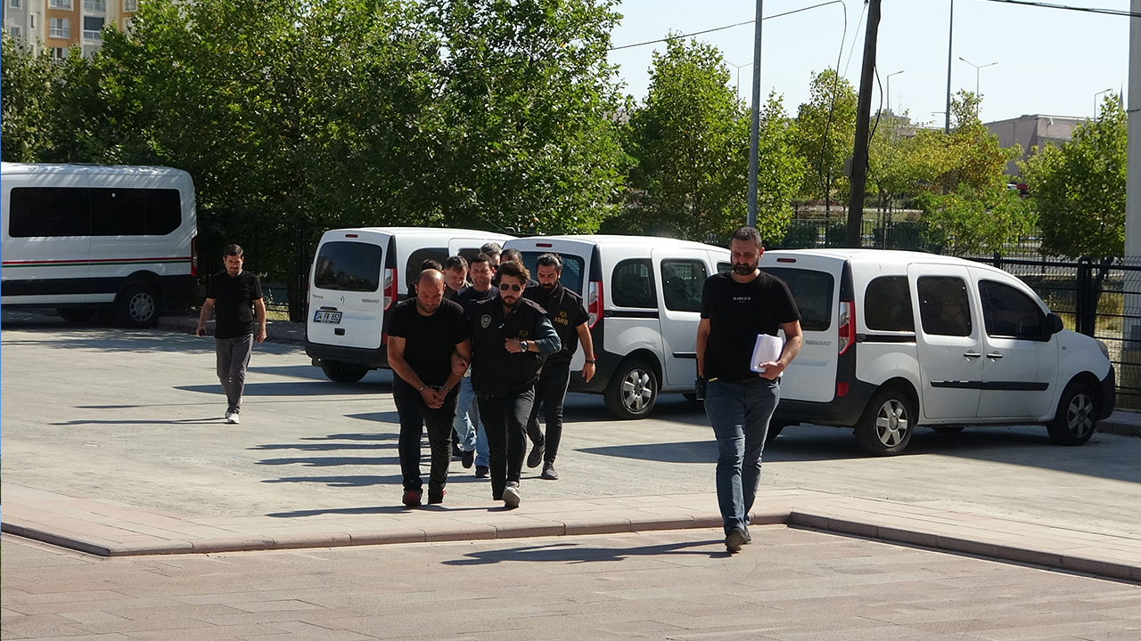 Çete kurup polis kılığına girdi, ağabeyinin parasını gasp etti