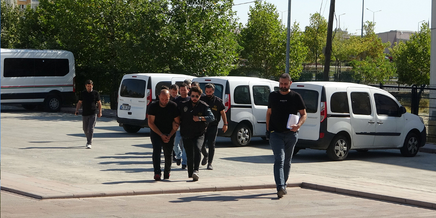 Çete kurup polis kılığına girdi, ağabeyinin parasını gasp etti