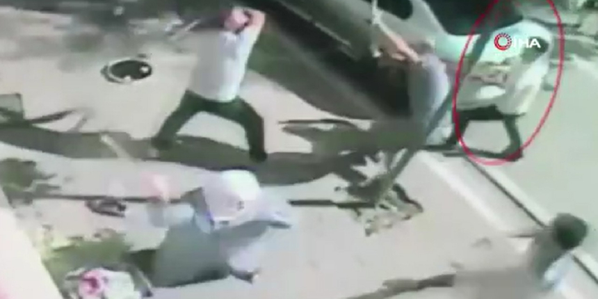 Esenyurt’ta iki aile arasında çıkan silahlı kavga kamerada!