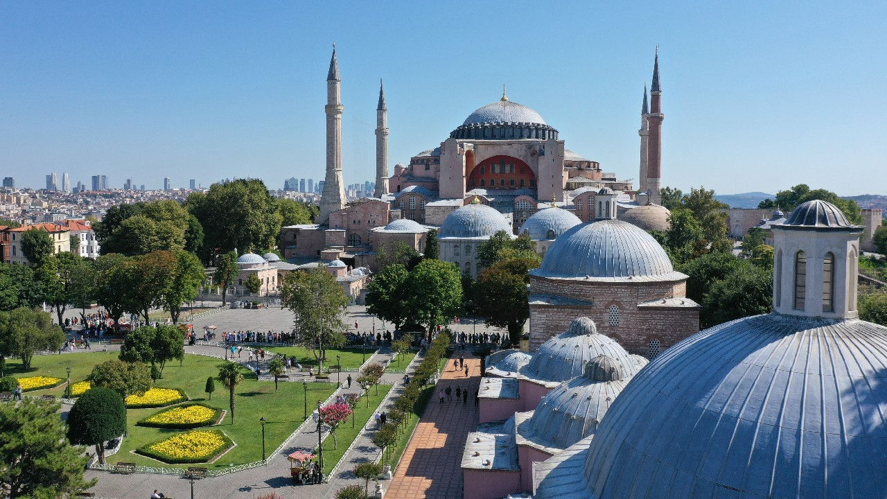 İbadete açılışının ikinci yıl dönümünde Ayasofya Camii'nde ziyaretçi yoğunluğu yaşanıyor