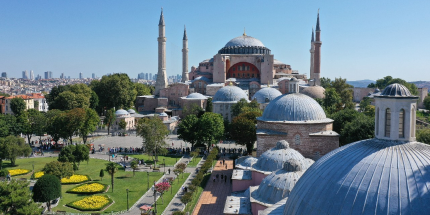 İbadete açılışının ikinci yıl dönümünde Ayasofya Camii'nde ziyaretçi yoğunluğu yaşanıyor