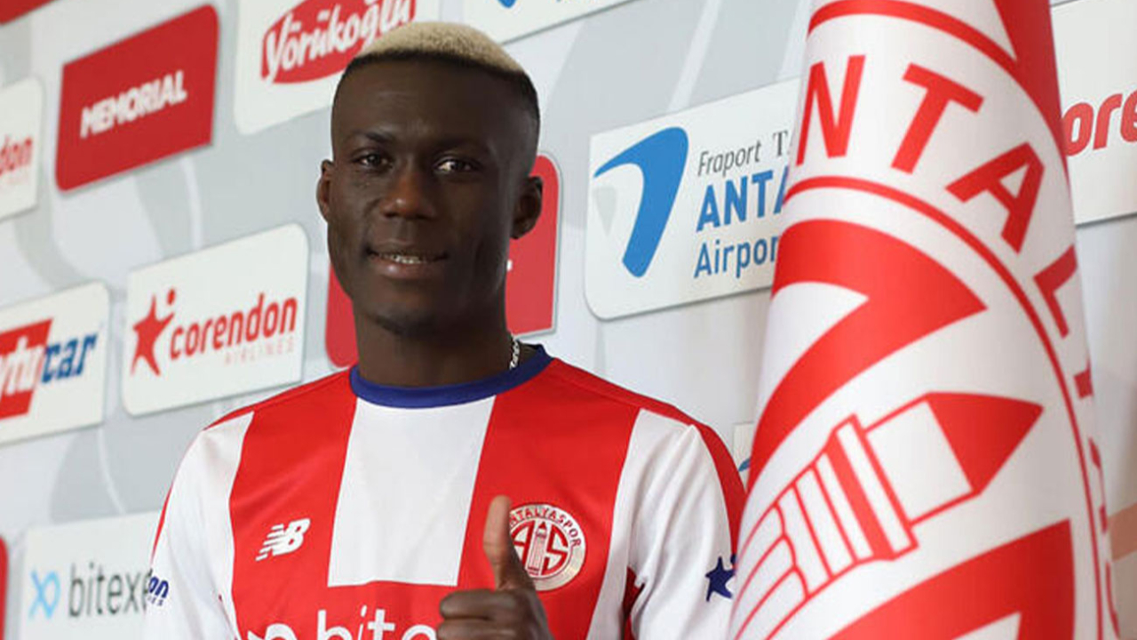 Antalyaspor'da Senegalli futbolcu Alassane Ndao ile  1 yıl daha anlaşmaya varıldı