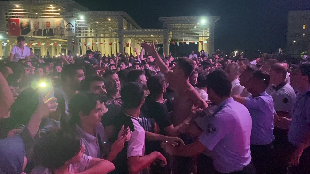 Ceza konserinde yumruklar konuştu! Alkollü gençler konser alanını birbirine kattı