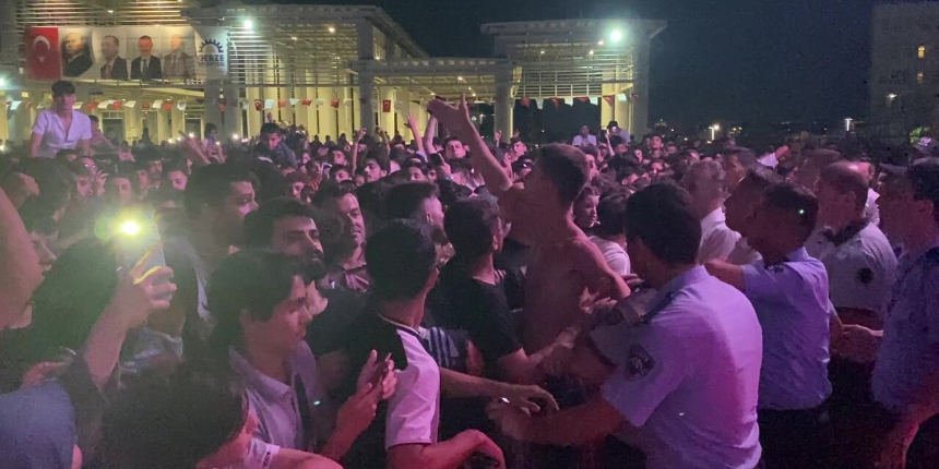 Ceza konserinde yumruklar konuştu! Alkollü gençler konser alanını birbirine kattı