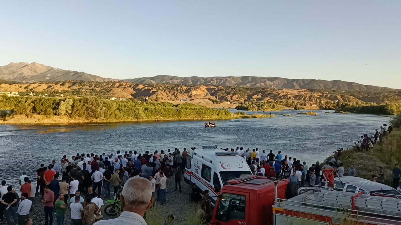 Nehire giren küçük çocuğu kurtardı, kendisi akıntıya kapılıp kayboldu