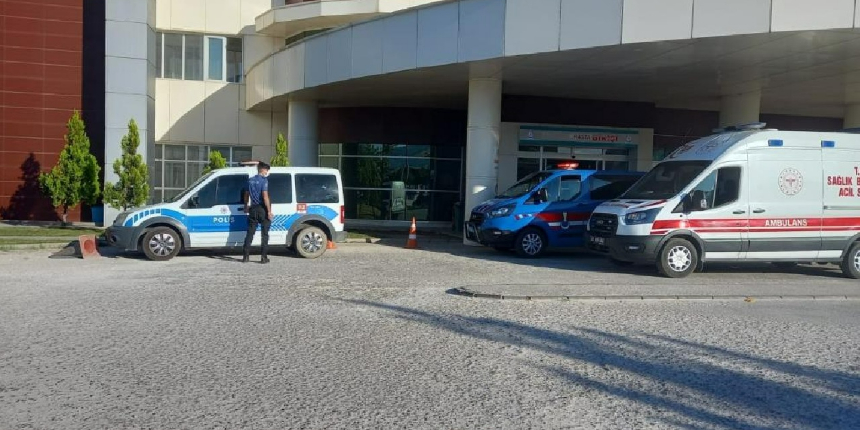 Uyuşturucu kullanan şahıs annesini, babasını ve eşini bıçakladı