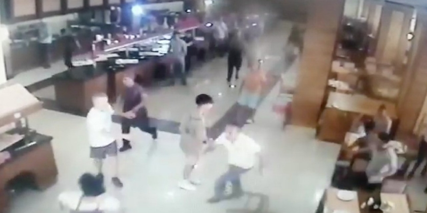Otel sahibinin üzerine yürüyüp restoranı savaş alanına çevirdiler