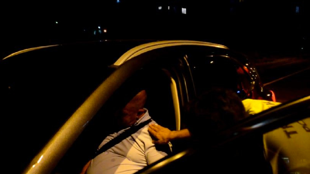 Yol ortasında direksiyon başında sızdı, polis uyandırmak için çok dil döktü