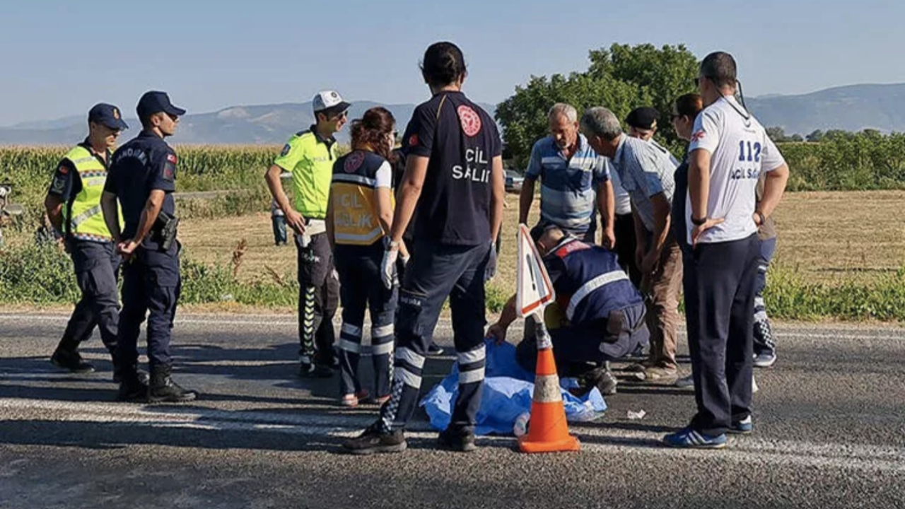 Yolun karşısına geçmek isteyen babaanne ve toruna araba çarptı