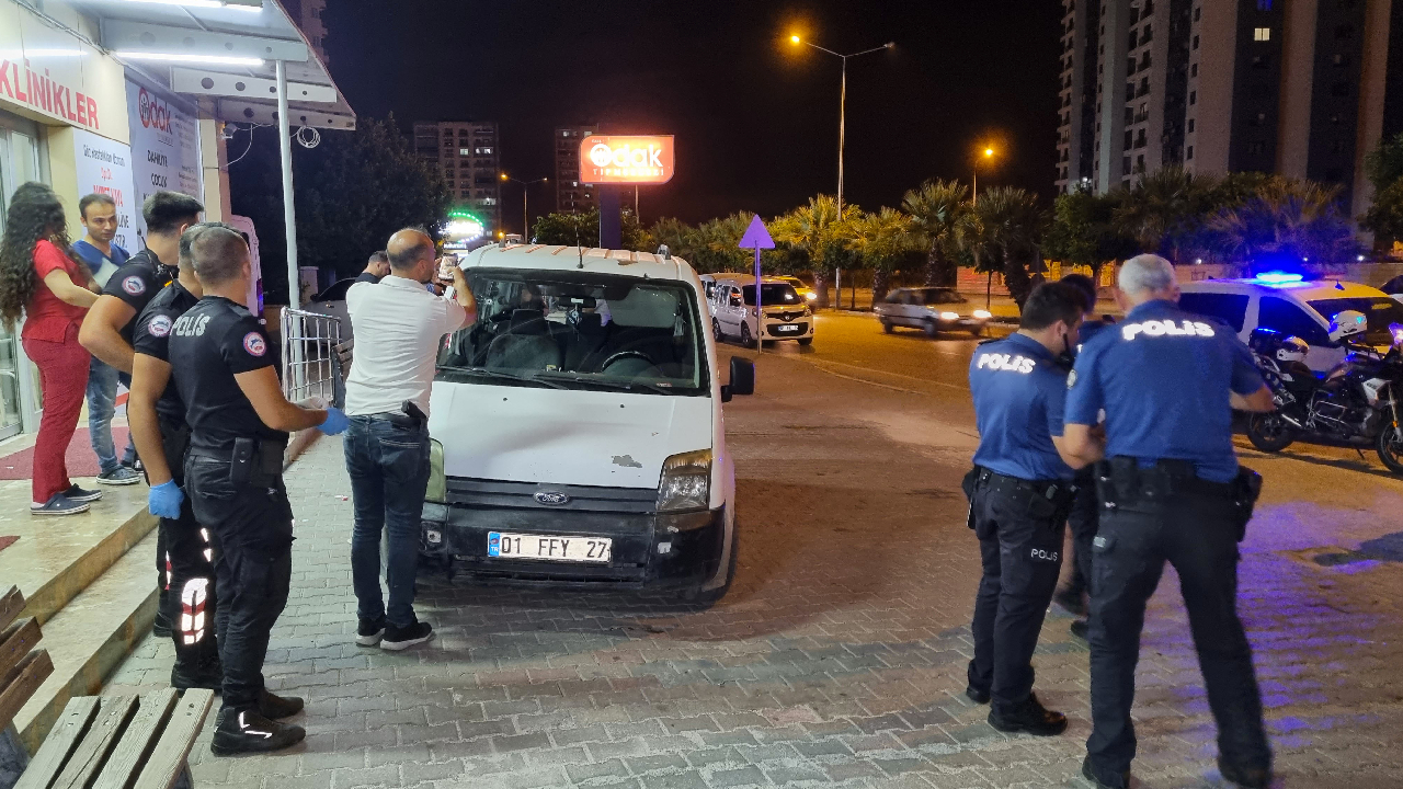 Seyir halindeki araca silahlı saldırı! Yolcu konumundaki kişi başından vuruldu