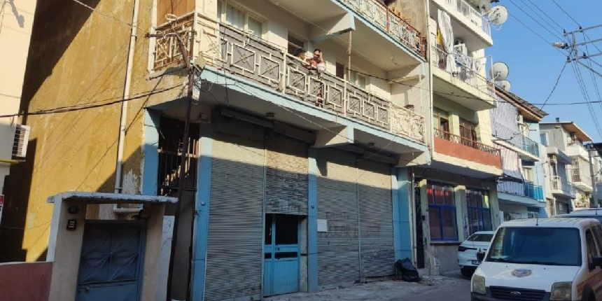 Karısının ilişkisi olduğunu düşündüğü genci defalarca bıçaklayarak öldürdü
