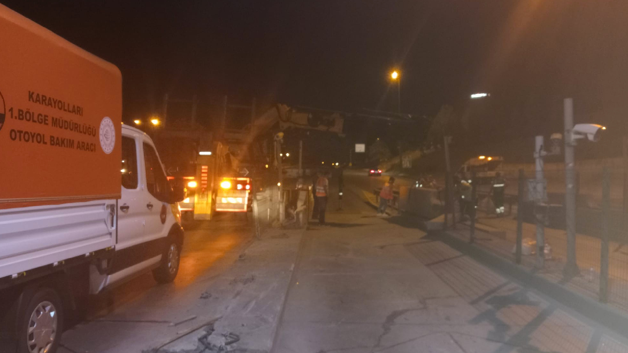Esenyurt’ta servis minibüsü gişelere çarptı: 1’i ağır 7 yaralı