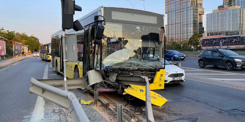 Servis aracının sıkıştırdığı İETT otobüsü bariyerlere ok gibi saplandı