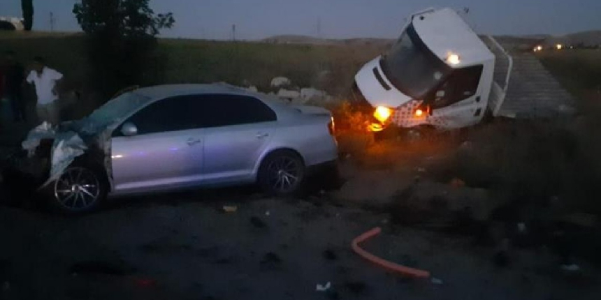 Kaza yapan kamyonet karşı yönden gelen otomobille kafa kafaya çarpıştı: 4'ü ağır 5 yaralı