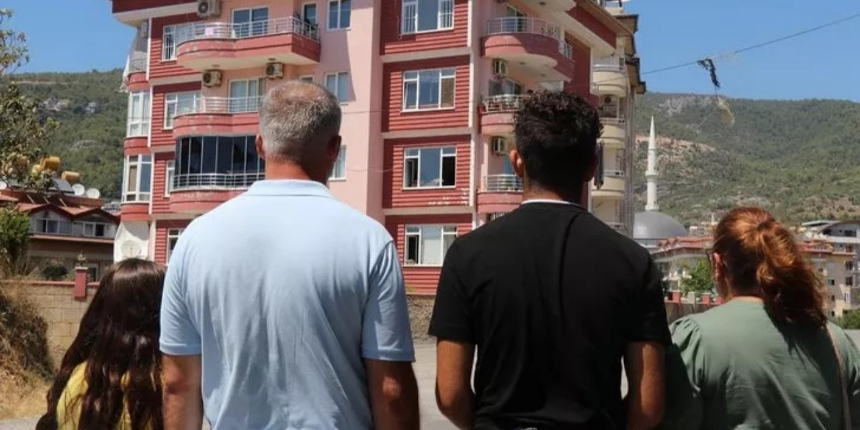 Gurbetçi aile Türkiye'ye gelince şok yaşadı: Evlerine giremiyorlar! Nedenine inanamayacaksınız...
