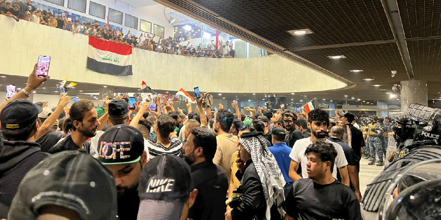 Irak’ta Sadr’ın destekçileri parlamentoyu bastı! Protestocular, Şii liderin çağrısı ile geri çekildi