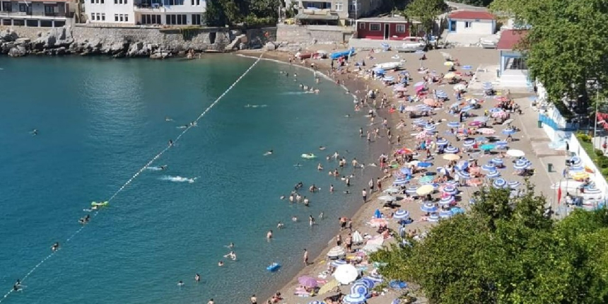 Taşan kanalizasyon denize aktı, halk plajı kapandı!