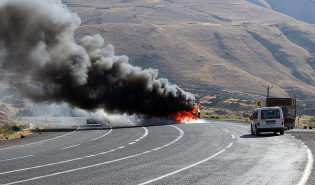 Tunceli'de PKK'lı teröristler yol kesip araç yaktı! Araç sahibi öğretmen kayıp...