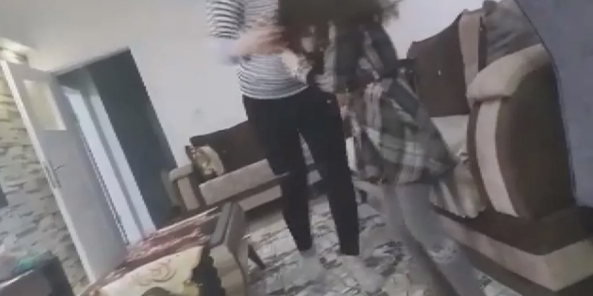 Bu kadarına da pes! Annesi küçük kıza şiddet uyguladı, baba kameraya aldı!