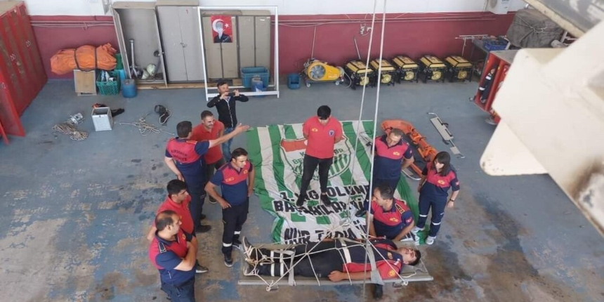 Belediye personeli bayrağa bastı, Kırşehir FK taraftarları ayağa kalktı
