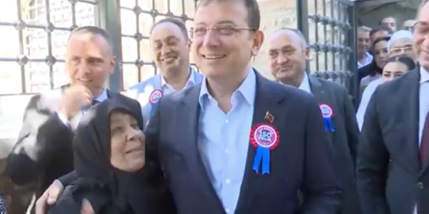 Yaşlı kadınla konuşan İmamoğlu "Sanki seni çağırdık sanacaklar" dedi ama o ayrıntı dikkat çekti