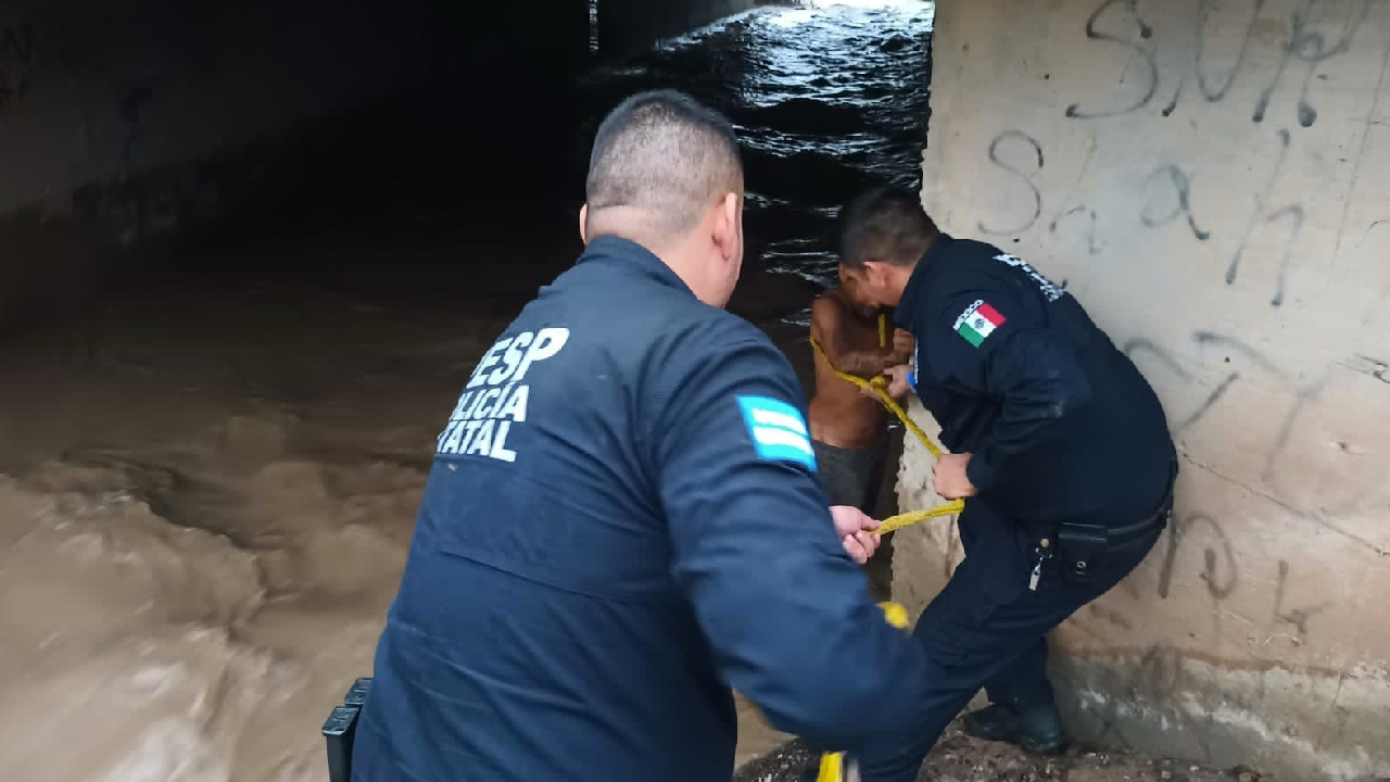 Sel sırasında köprü altında mahsur kalan adam böyle kurtarıldı